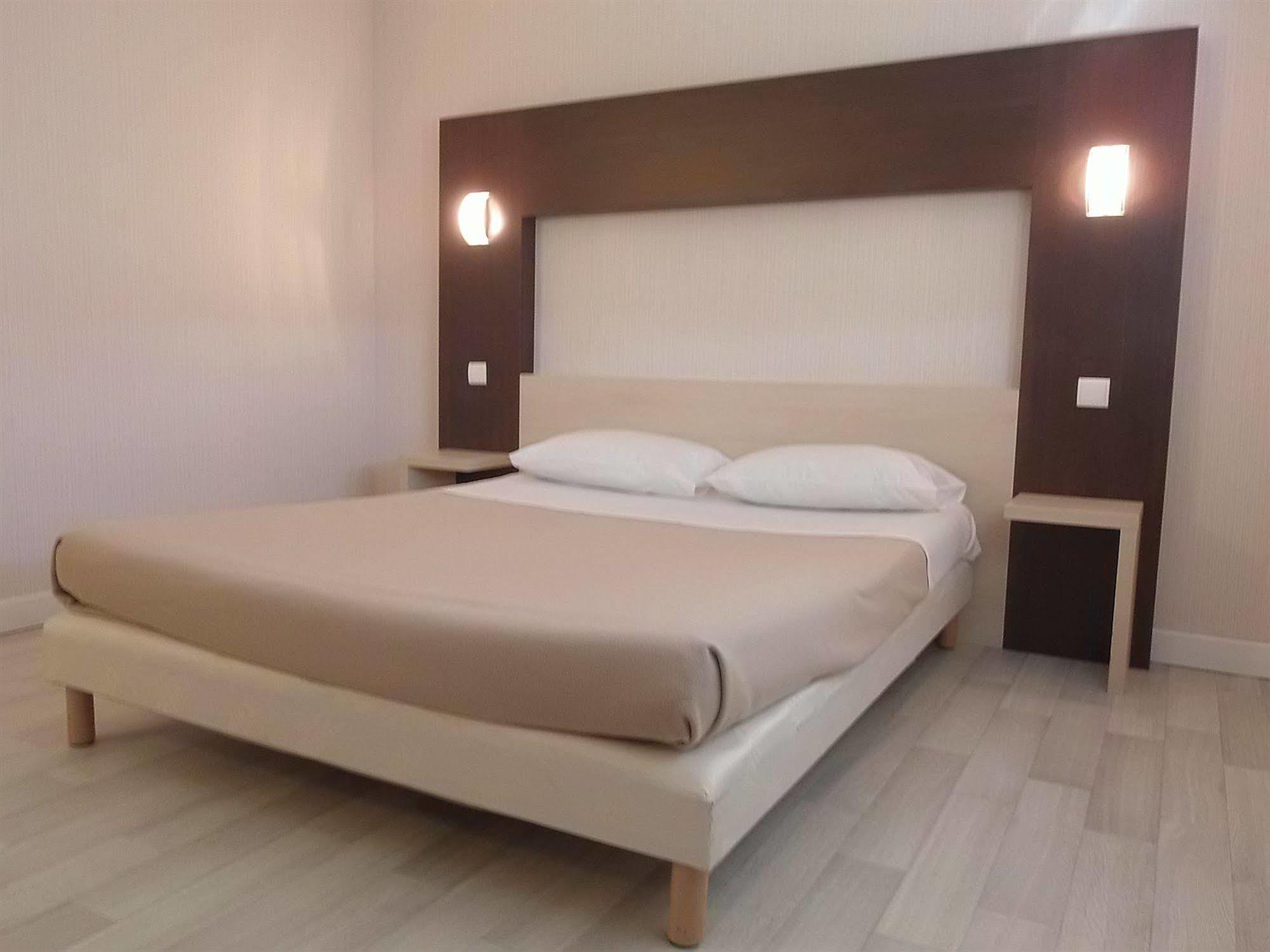 Hotel Azur Saint Junien Cit'Hotel Екстер'єр фото